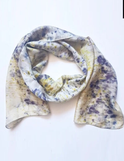 Foulard avec impression de fleurs.