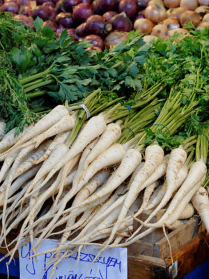 Botte de racines de persil (persil tubéreux gros hâtif) sur un étalage de marché.