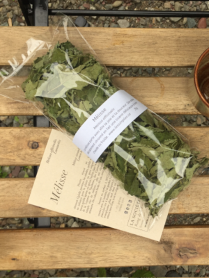 sachet de mélisse séchée(Melissa officinalis), avec un sachet de semences biologiques de mélisse (Melissa officinalis)